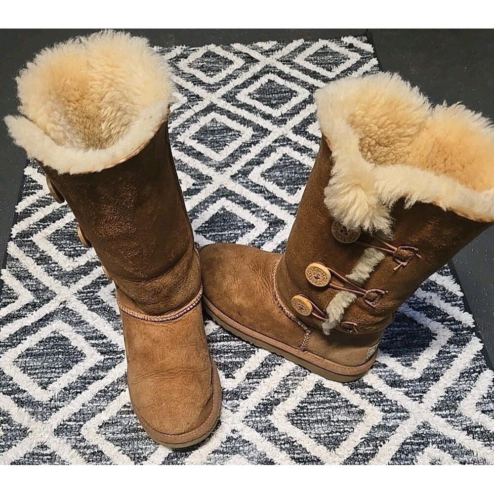 UGG Australia Women's Bailey Button Triplet Suede Fur Boots Size 4
